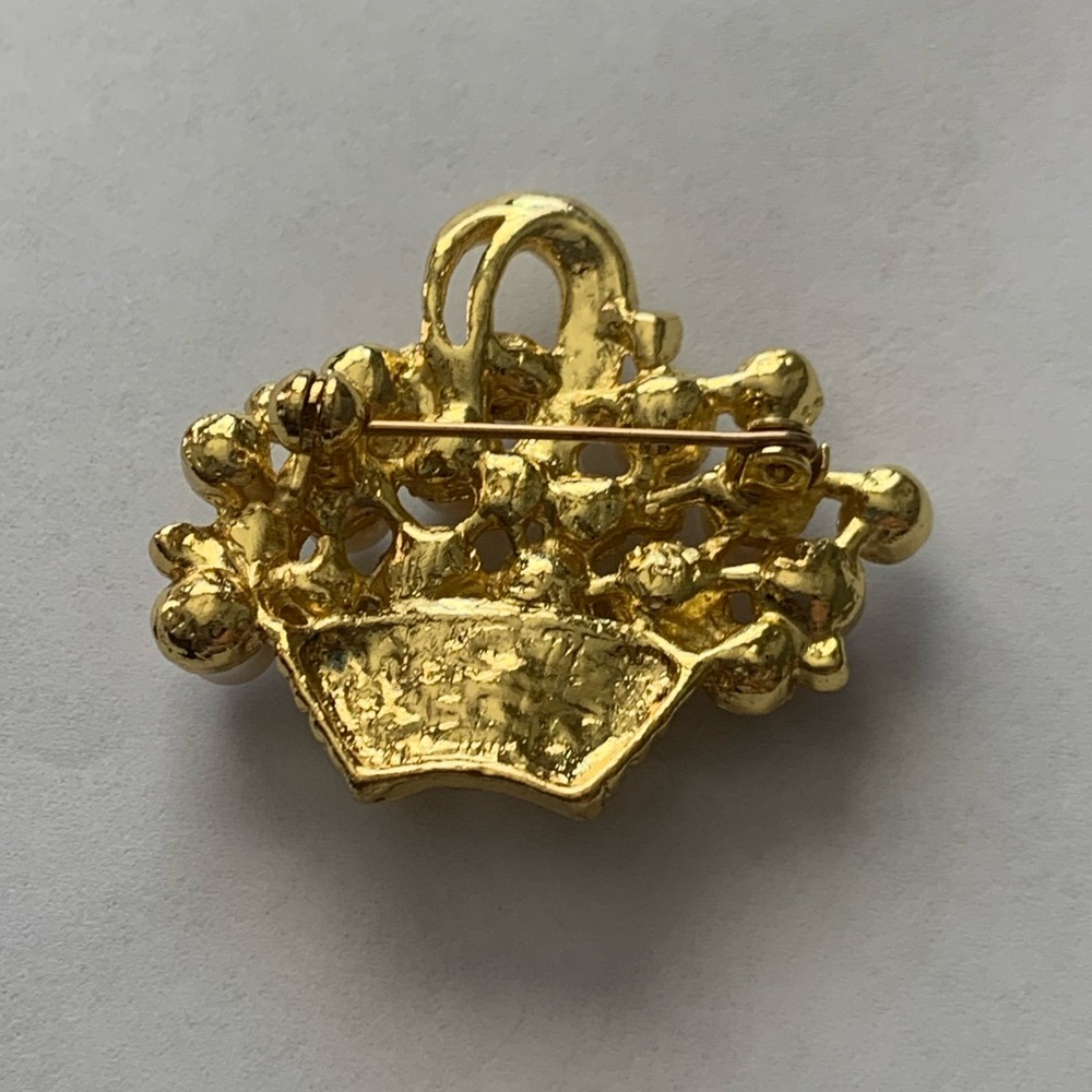 Vintage flower basket brooch featuring faux pearls and blue enamel flowers - Picture 5 of 5